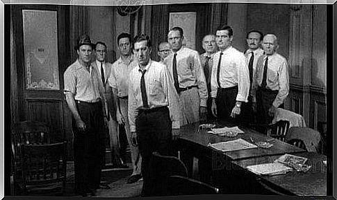 12 Angry Men: A Leader Changes Group Opinion