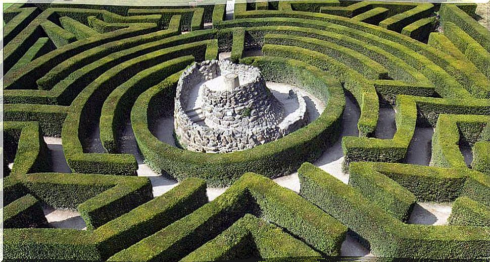 Maze With A Tower In The Middle Where Things Are Missing Is Even More Tricky