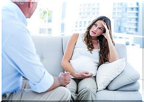 Pregnant woman at psychologist