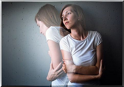 Woman with her arms crossed who would like to crawl out of her own body due to her addiction to benzodiazepines